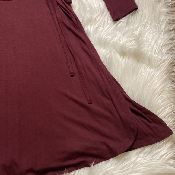 Abercrombie & Fitch dress is a faux wrap front viscose in burgundy color, lXS - Picture 3 of 8